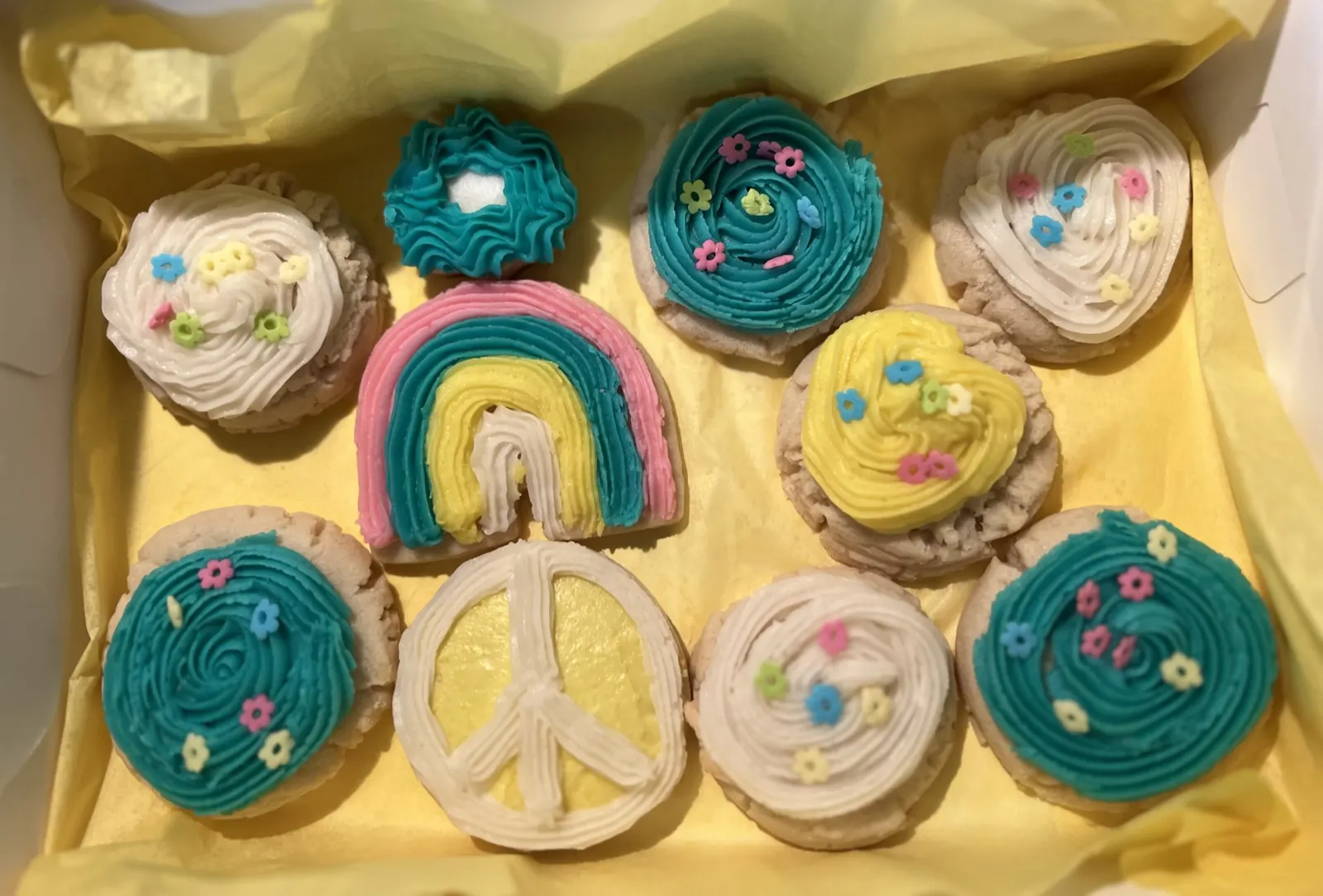 Rainbow & peace cupcakes